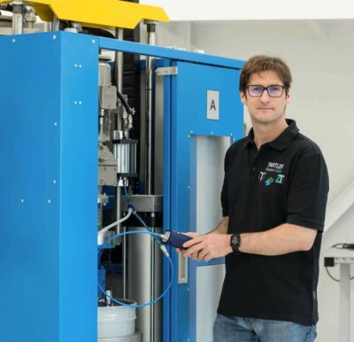 Olav Davis bei der Arbeit an einer Testmaschine