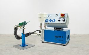 kompakte Dosier- und Mischanlage der MDM Baureihe für flüssige Kunstharze