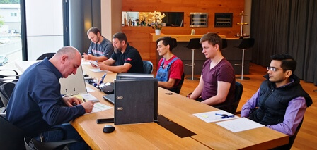 CTO Michael Welter begrüßt die neuen Kollegen der TARTLER Unternehmensgruppe